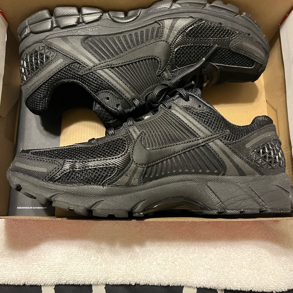 Men's Black Athletic Shoes